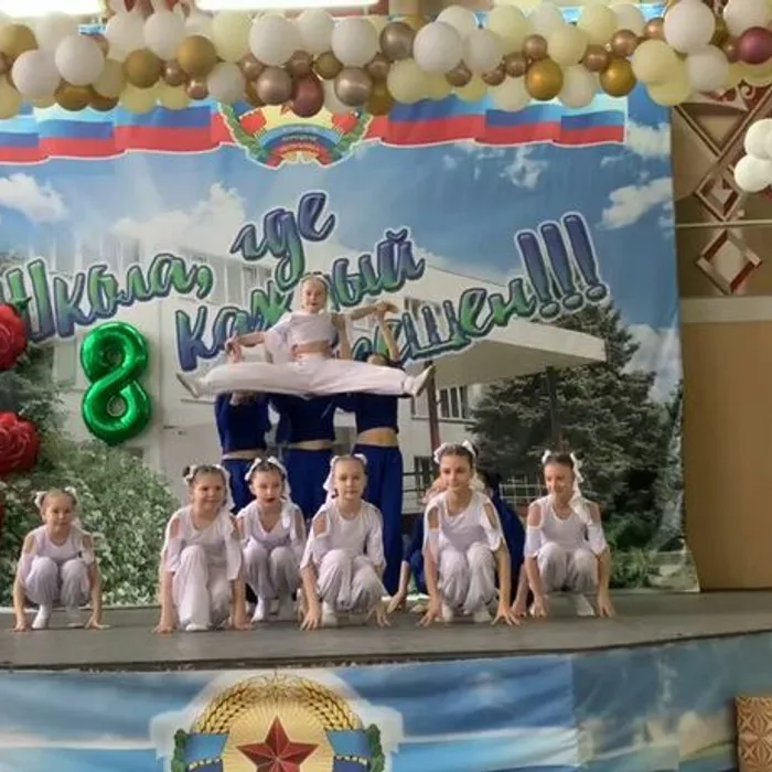 Поздравление с женским днём от хореографии школы!